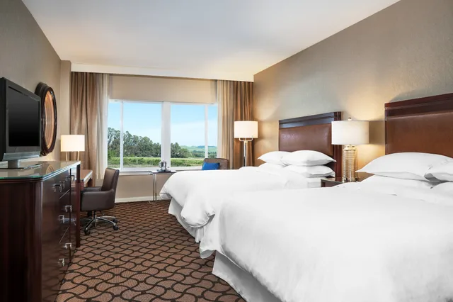 غرفة ديلوكس بسرير كينج، Sheraton Sonoma Wine Country Petaluma 2/4