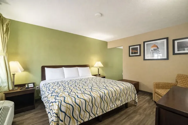 غرفة ديلوكس بسرير كينج، Deluxe Inn & Suites By OYO Miami OK 4/10