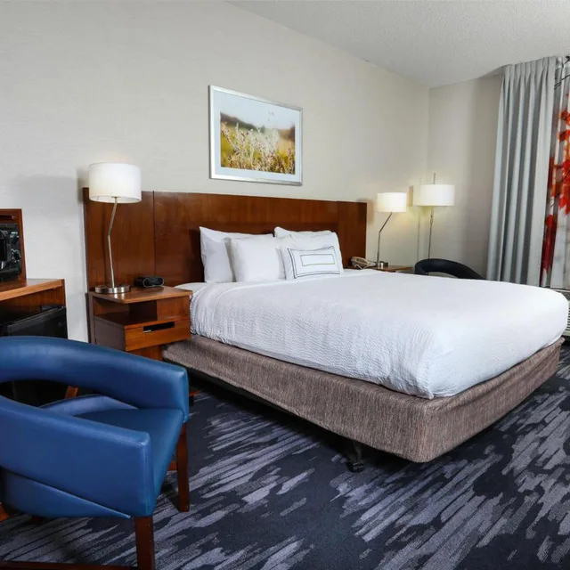 غرفة بسرير كينج بحوض استحمام لذوي الإعاقة، Fairfield Inn And Suites Charleston North Ashley Phosphate 1/2