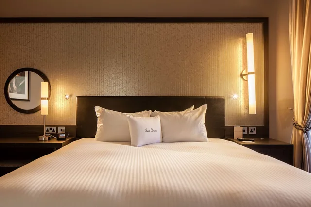 Junior Suite, King Bed, Castle View, Sofa، Doubletree By Hilton Edinburgh City Centre 4/10