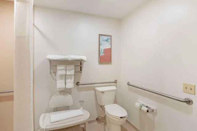 جناح بسرير كينج لذوي الإعاقة، Comfort Suites Bloomsburg, PA 5/5