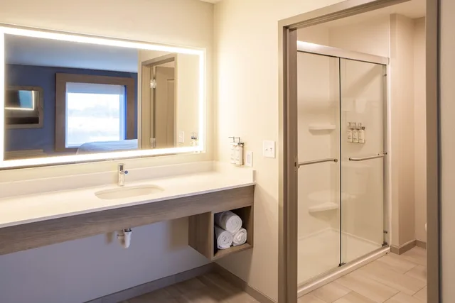 جناح بسرير كينج، Holiday Inn Express Hotel Suites Sioux City Southern Hills 5/7