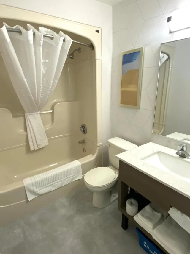 غرفة بسريرين كوين يُسمح فيها بالحيوانات الأليفة في الطابق الأرضي، Comfort Inn St. Catherines 6/10
