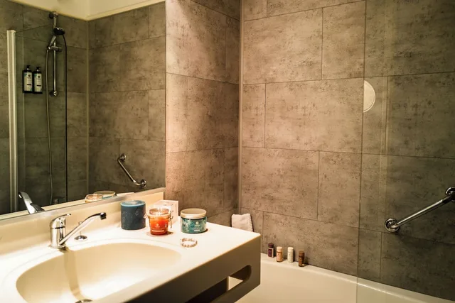 غرفة كومفورت بسرير كينج بشرفة، Hotel Valdys Thalasso & Spa - les Pins 6/7