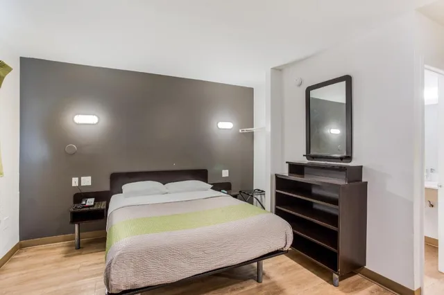 غرفة بسرير كينج للمدخنين بمطبخ، Studio 6 Extended Stay - Jacksonville, FL - South 4/5