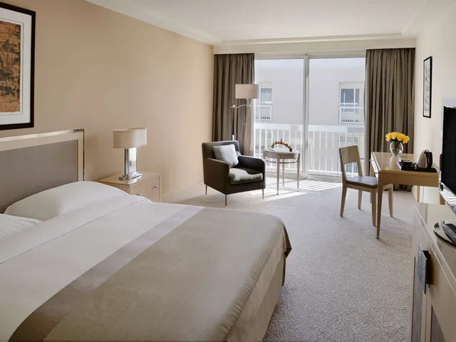 Executive, King Bed, Movenpick Hotel Beirut 6/10