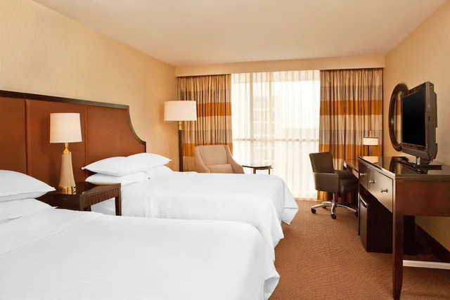 جناح ركني بسريرين كوين، Courtland Grand Hotel, Trademark Collection by Wyndham 3/5