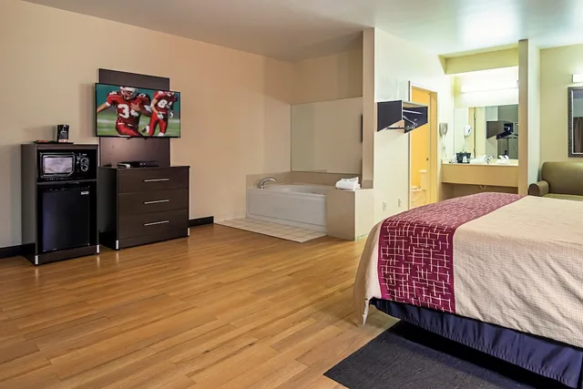 جناح بسرير كينج بحوض جاكوزي، Red Roof Inn & Suites Lake Orion/Auburn Hills 6/10
