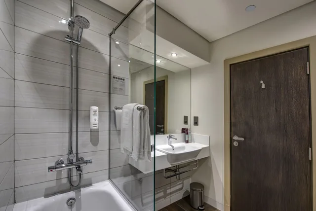غرفة بسرير كوين، Premier Inn Dubai Al Jaddaf 8/9
