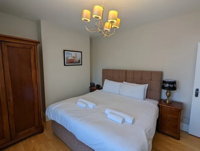 1 Bedroom, Castletown, Apartment, King Bed, Private Bathroom, Sofa، Castletown House 5/10