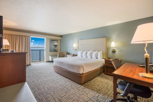 Room, King Bed, Lake Side, Lake View, Balcony، Best Western Harbour Pointe Lakefront 5/9