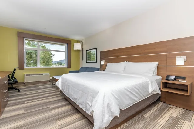 جناح بسرير كينج مع أريكة، Holiday Inn Express Suites Chilliwack East 1/3