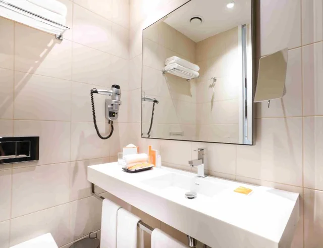 Centro, Queen Bed, Sea View, Centro Corniche Al Khobar By Rotana 3/3