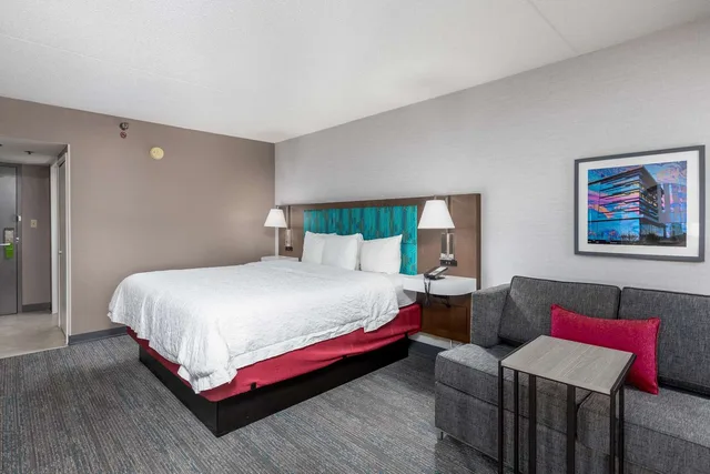 غرفة بسرير كينج مع أريكة، Hampton Inn Columbus/Dublin 1/7