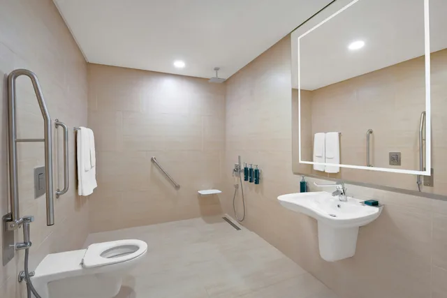 استوديو بسرير كينج لذوي الإعاقة، Hilton Bahrain City Centre Hotel and Residences 3/3