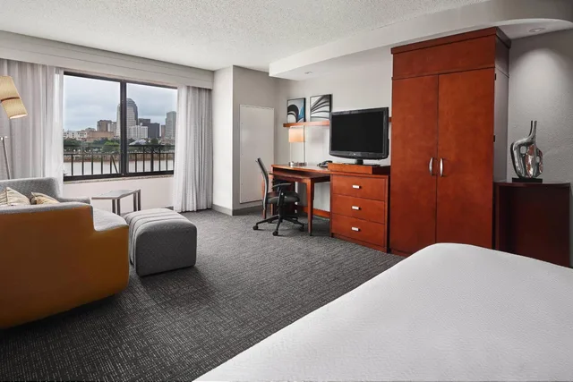 Room, King Bed, Downtown or River View, Sofa، Courtyard By Marriott Shreveport Bossier Louisiana Boardwalk 2/6