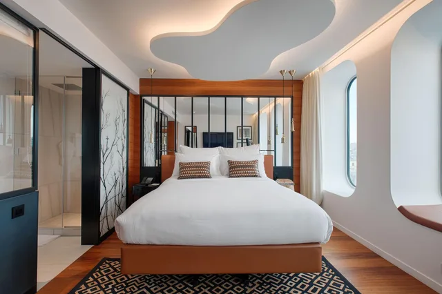 غرفة بسرير كوين بإطلالة على المدينة، Renaissance Paris Republique Hotel 4/10