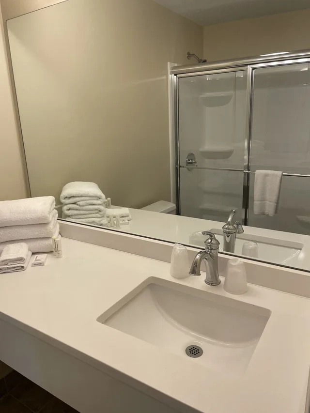 غرفة بإطلالة على البحر مفردة بسرير كينج مع أريكة، Hampton House Hotel 7/8