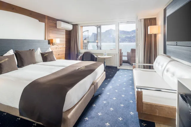 غرفة بسرير مزدوج بإطلالة على البحيرة، Seehotel Pilatus 1/3