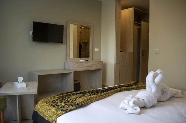 غرفة بسرير كينج بإطلالة على الحديقة، Nine Pyramids View Hotel 2/4