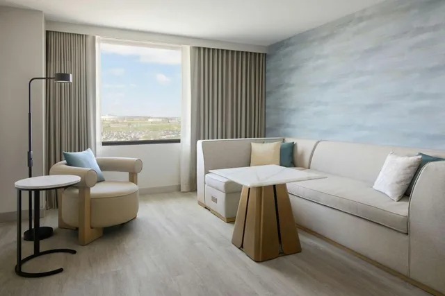 غرفة كلوب كبيرة بسرير كينج مع أريكة مع دخول صالة النادي، Toronto Airport Marriott 4/6