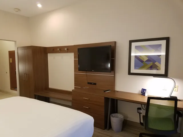 جناح بسرير كينج مع أريكة، Holiday Inn Express and Suites Rio Grande City 1/2