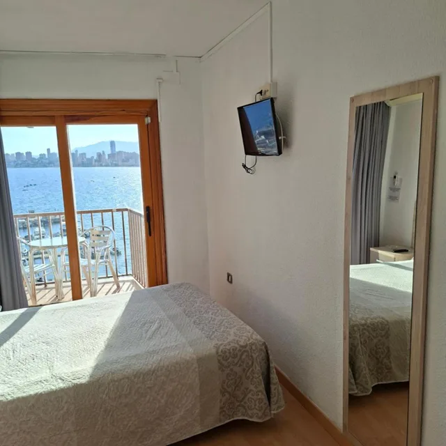 غرفة بسرير مزدوج بإطلالة على البحر بشرفة، Hotel Condestable 1/5