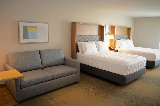 غرفة بسريرين كوين مع أريكة، Holiday Inn Edmonton S Ellerslie Rd 7/9