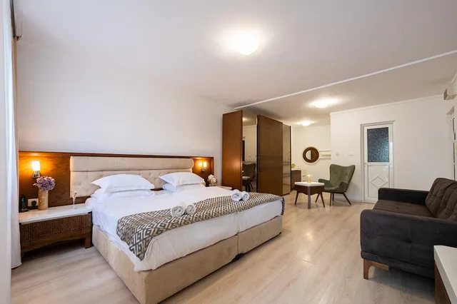 جناح جونيور بسرير كينج، Hotel Adrovic 2/3