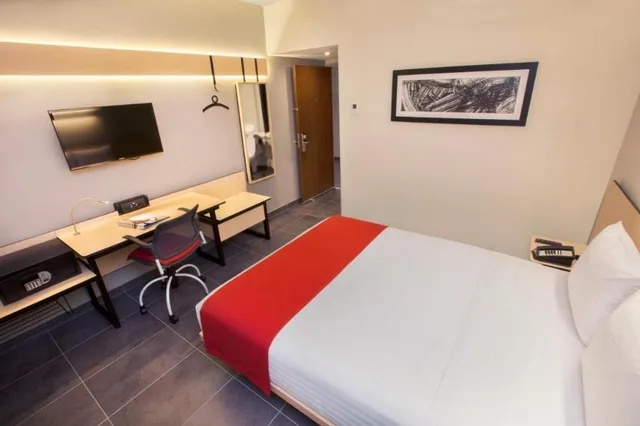 غرفة سوبيريور بسرير كوين مع أريكة، City Express Plus by Marriott Cabo San Lucas 1/4
