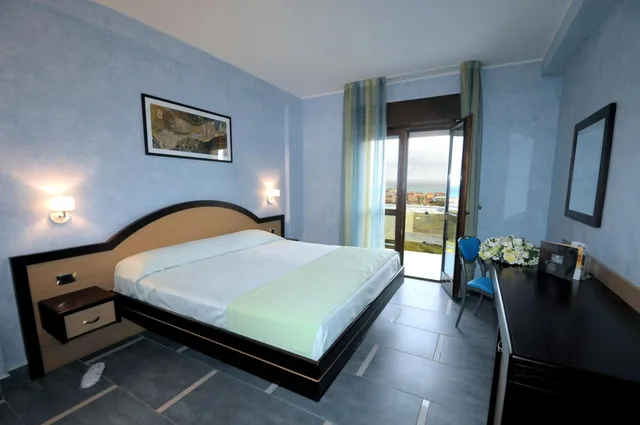 Room, Double Bed, Sea View, Grand Hotel Paradiso 4/10