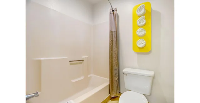 1 King Bed - Non-Smoking, Micfridge، Motel6 Espanola, NM 7/7