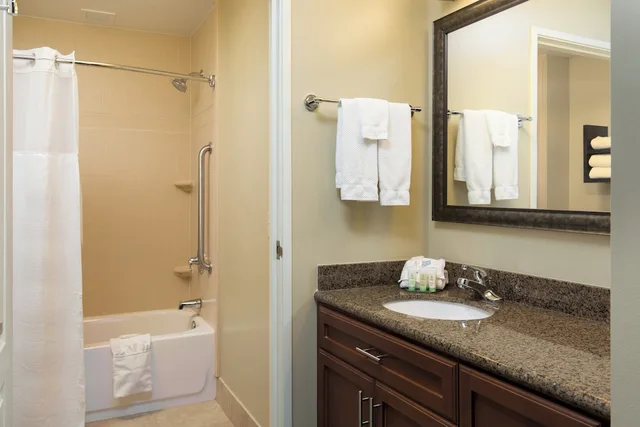 جناح بسريرين كوين بغرفة نوم واحدة بمطبخ، Staybridge Suites Toledo - Maumee 3/3