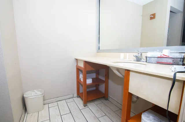 غرفة قياسية بسرير كينج، Travelodge by Wyndham Pueblo 8/8