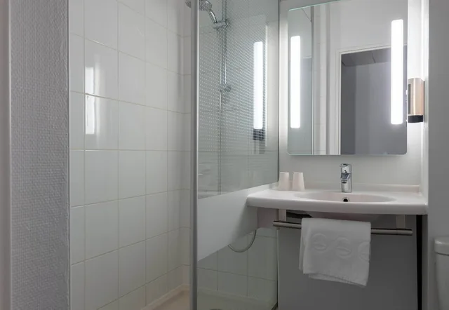 Twin room, B&B HOTEL Amiens Centre Cathedrale 5/5