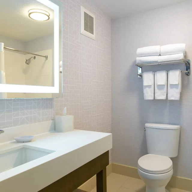 غرفة بسريرين كوين بحوض استحمام لذوي الإعاقة، Courtyard San Diego Old Town 3/4