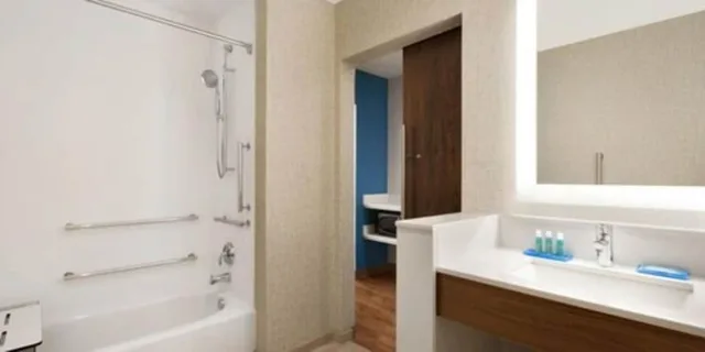 جناح بسرير كينج مع أريكة، HOLIDAY INN EXPRESS & SUITES CINCINNATI NE - RED BANK ROAD 5/5