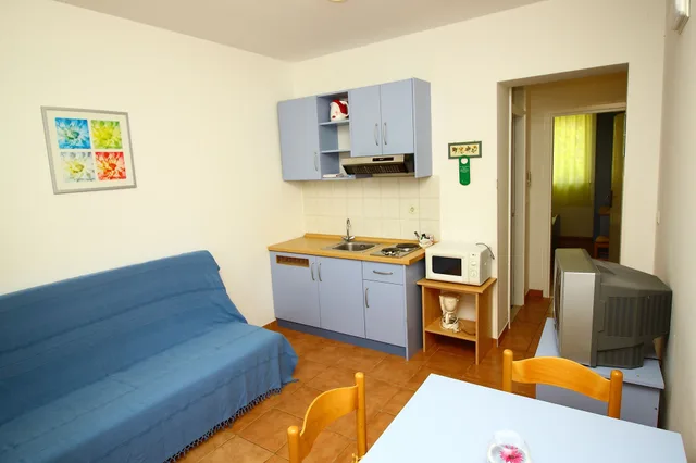 شقة بسرير مزدوج بشرفة بغرفة نوم واحدة مع أريكة في الطابق الأرضي، Bacan Serviced Apartments 5/10