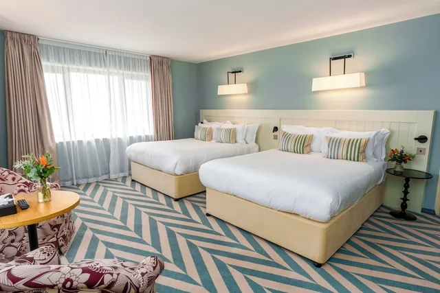 غرفة عائلية بسرير مزدوج وسرير فردي، The Relais Cooden Beach 1/2