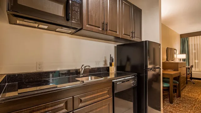 غرفة بسريرين كوين بمطبخ صغير، Best Western Plus Executive Residency Elk City 3/3