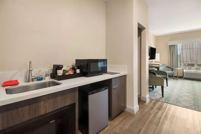 جناح بسرير كينج، Comfort Inn & Suites Clarksville - Louisville North 4/4