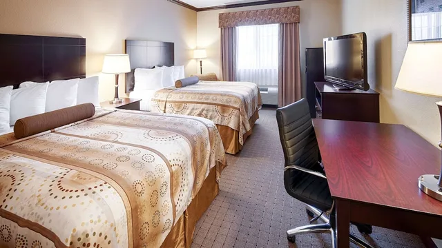 غرفة قياسية بسريرين كوين بحوض استحمام لذوي الإعاقة، Best Western Plus Royal Mountain Inn and Suites 1/1