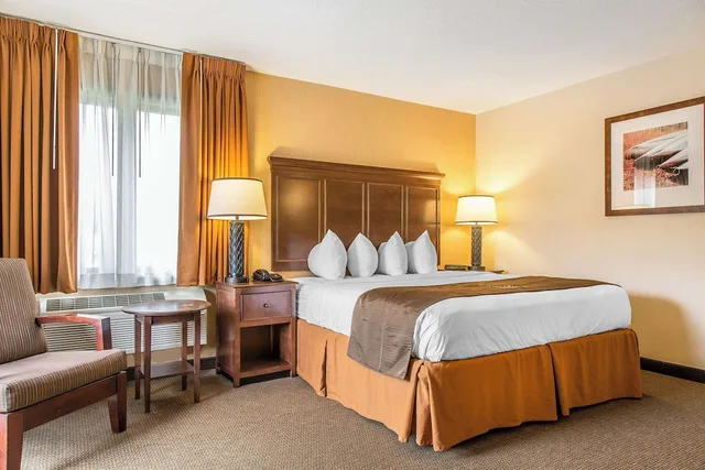 Superior, King Bed, Lake Side, The Black Swan Lee Lenox An Ascend Collection Hotel 2/9