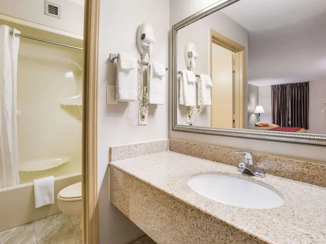 Standard, 2 Queen Beds, Smoking, Econo Lodge Hendersonville 4/4