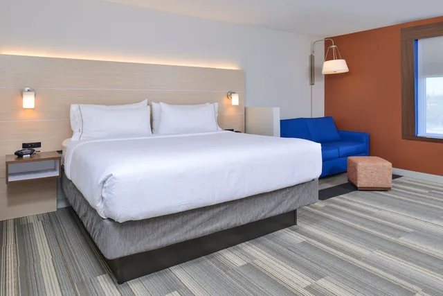غرفة قياسية بسرير كينج لذوي الإعاقة، Holiday Inn Express Suites Farmington Hills Detroit 1/5