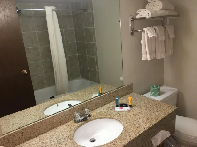 غرفة بسرير كينج، Quality Inn Guthrie, OK 3/3