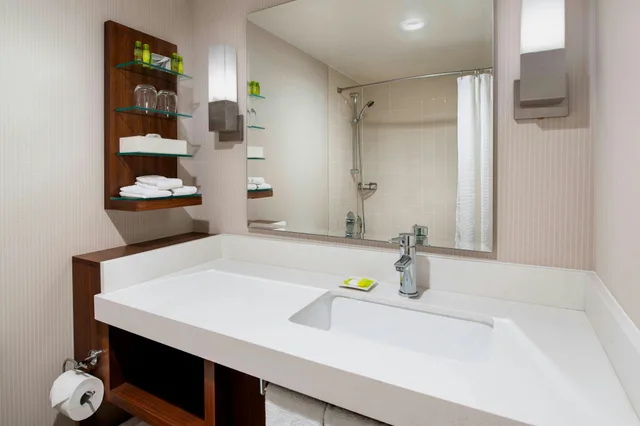غرفة بسرير مزدوج، Delta Hotels By Marriott Regina 2/3