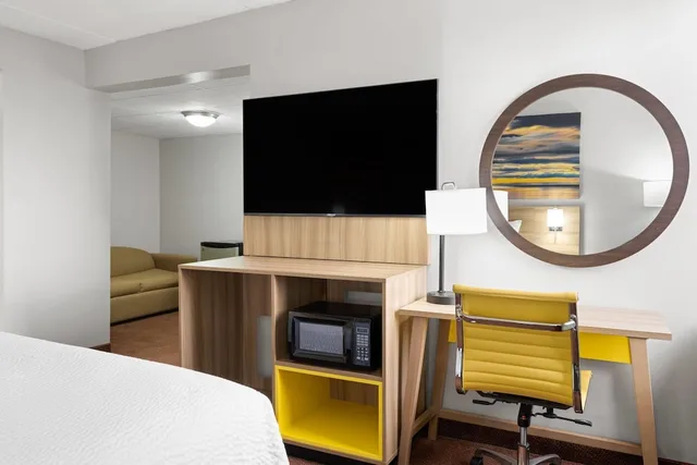 Studio, Suite, King Bed, Smoking, Days Inn By Wyndham Hagerstown 7/10