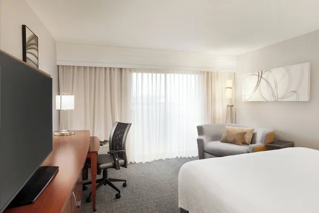 غرفة بسرير كينج بشرفة، Courtyard By Marriott Tupelo 2/10