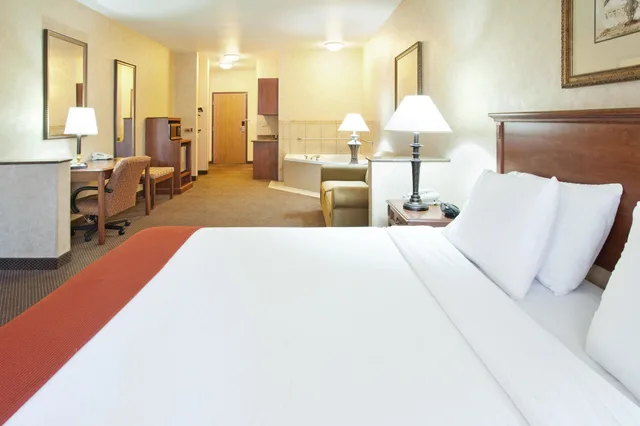 جناح بسرير كينج بغرفة نوم واحدة بحوض جاكوزي، Holiday Inn Express Hotel Suites Barstow Outlet Center 2/10